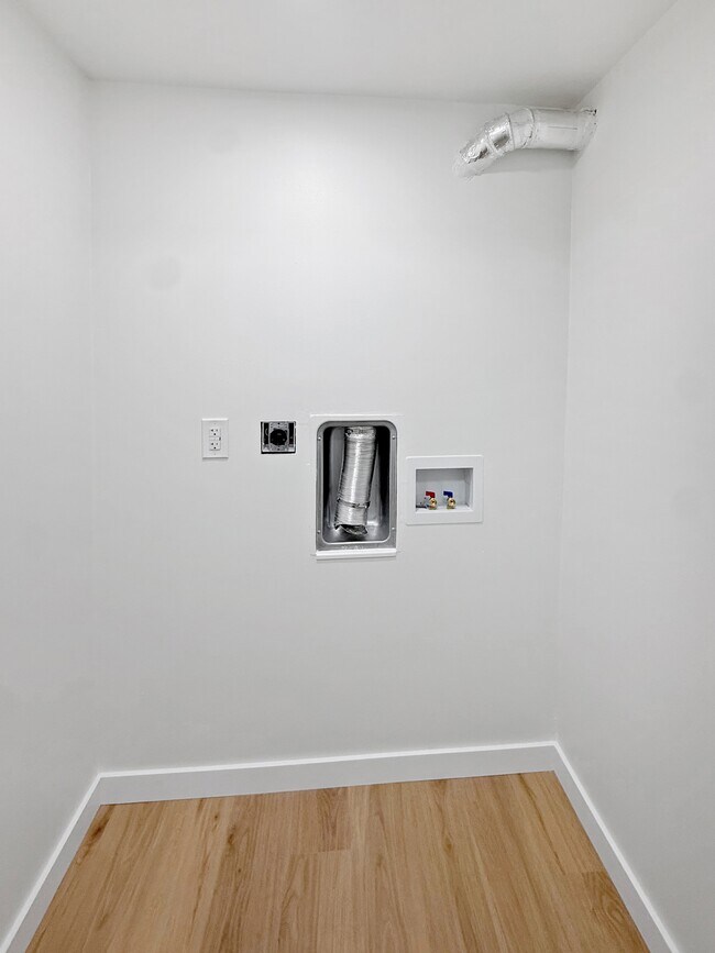 Building Photo - 204 2nd St