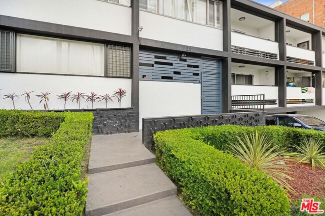 Building Photo - 317 S Kenmore Ave