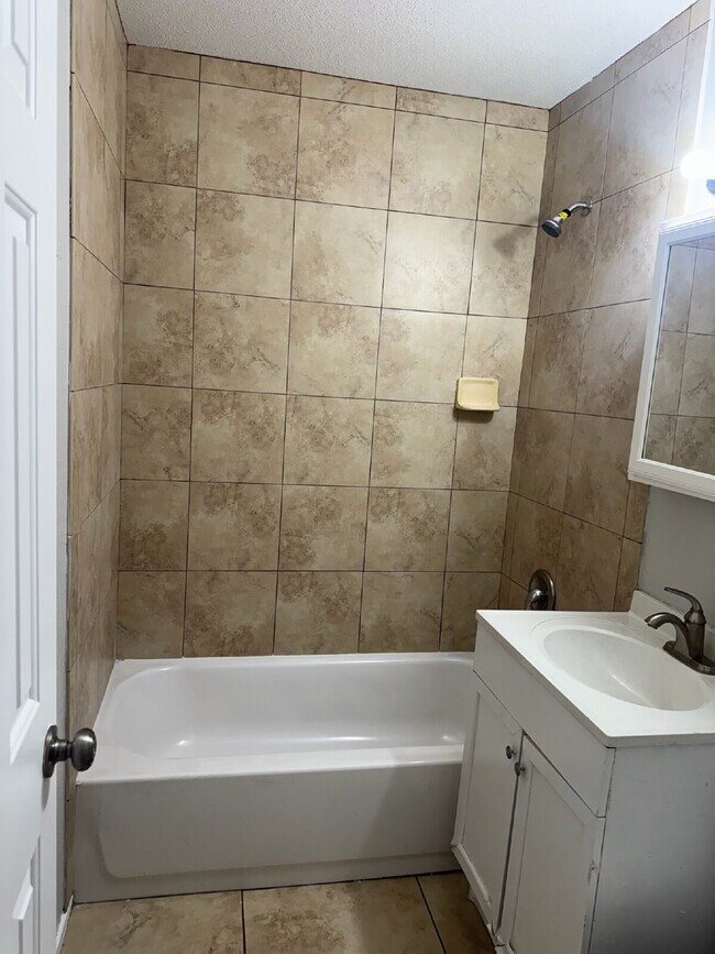 Building Photo - Fresh, Comfortable & Easy to Show!