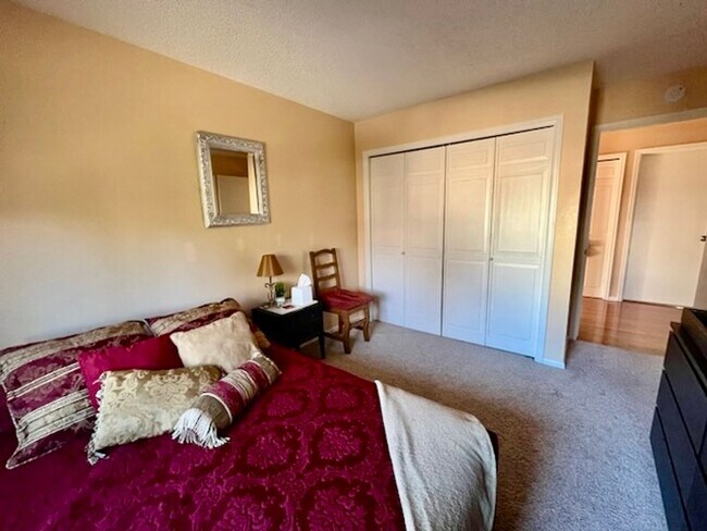 Building Photo - Well maintained 4 bedroom home available in the Rockrimmon area!