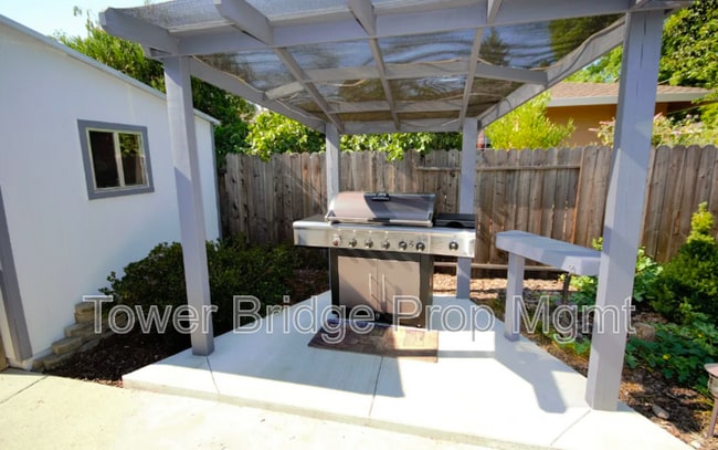 Building Photo - 5680 Reinhold St