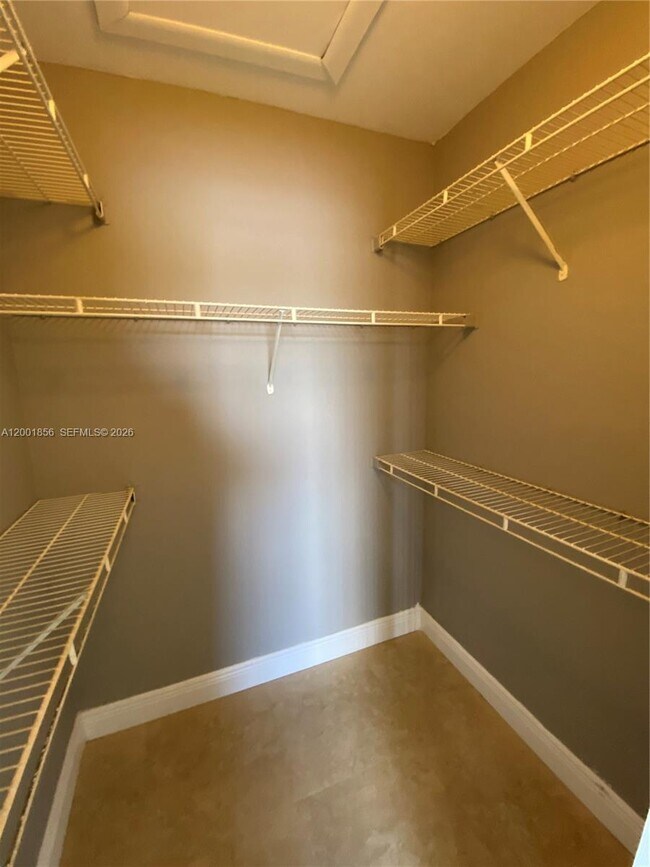 Building Photo - 2820 N Oakland Forest Dr