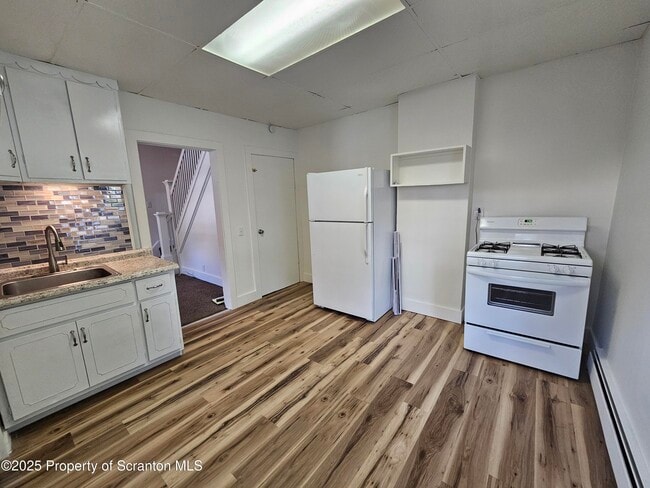 Building Photo - 2105 Hollister Ave