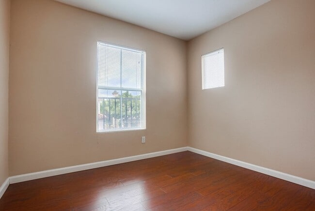 Building Photo - Desirable 3 Bedroom 2 Bath in Ivey Ridge C...