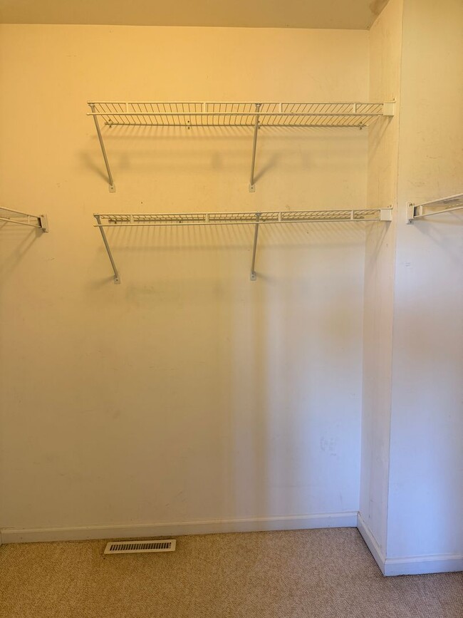 Building Photo - Beautiful 3 Bedroom 1.5 Bathroom Townhome ...