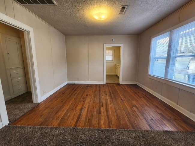 Building Photo - 2 bed 1 bath in Shawnee