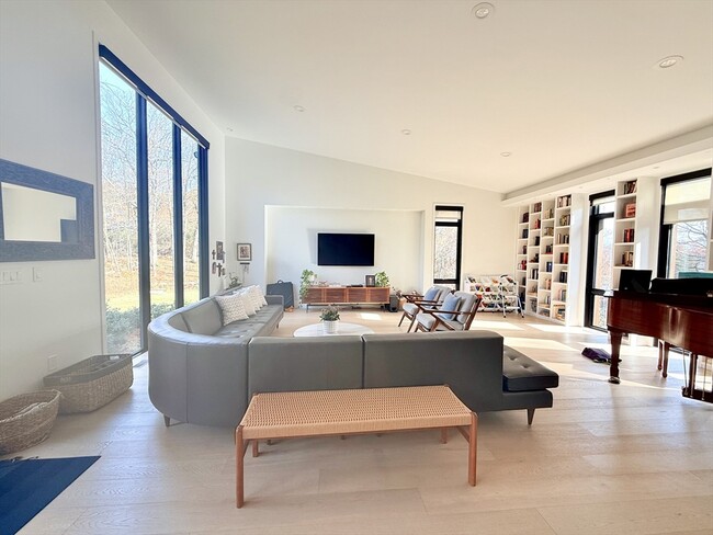 Building Photo - 6 Parkside Dr