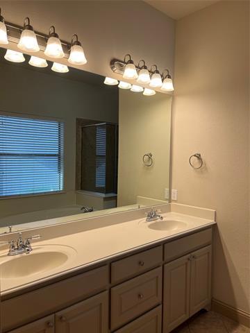 Building Photo - 817 La Cima