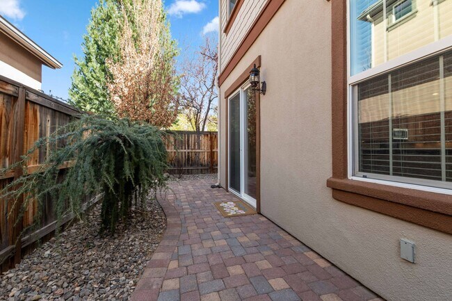 Building Photo - Gated Somersett Home!