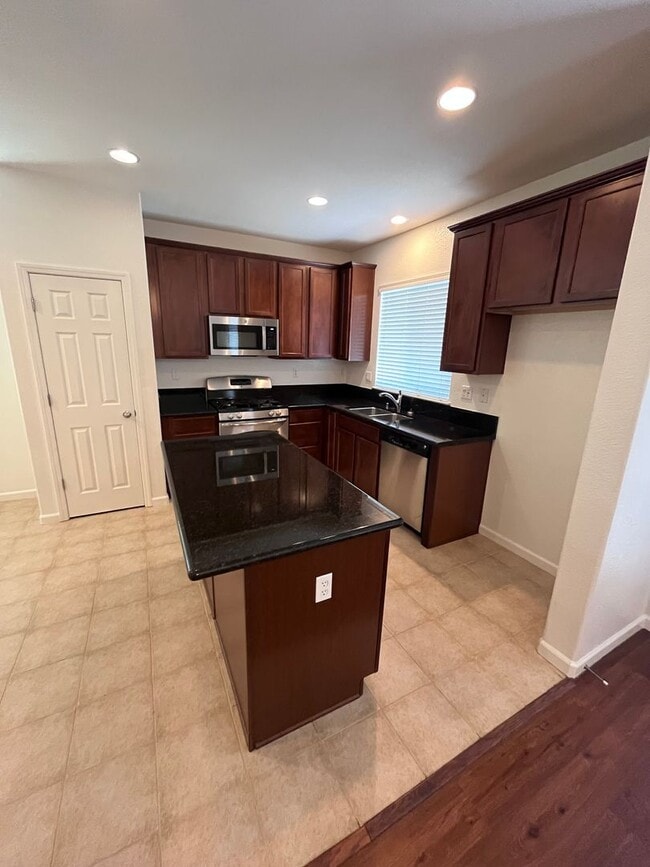 Building Photo - BEAUTIFUL UPDATED HOME IN WEST ROSEVILLE!!