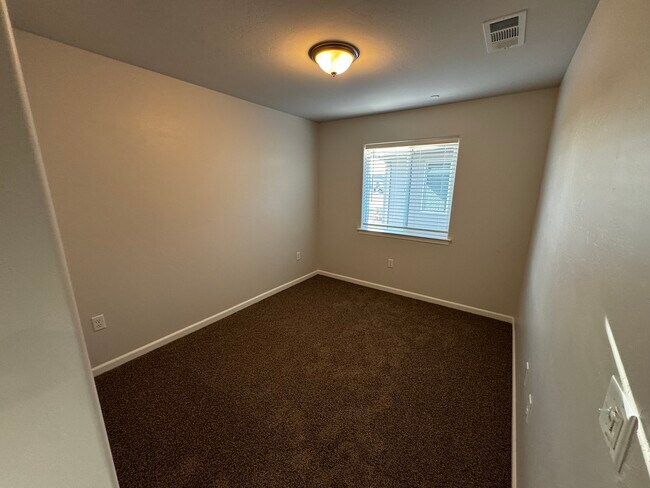 Building Photo - 2426 Oakmont Cir