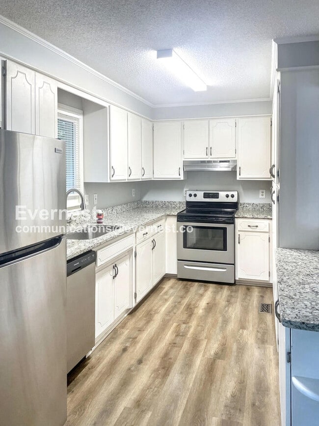 Building Photo - 3 Bed/3 Bed Home with Laundry Hookups / Pe...