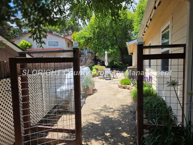 Building Photo - AVAILABLE NOW - 2 Bed/ 1 Bath Atascadero Home