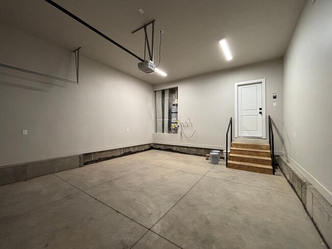 Building Photo - SPACIOUS HOME FOR RENT!