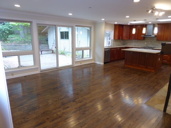 Building Photo - Charming 4 Bed 2.5 Bath + Den Rambler in S...