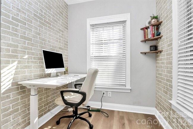 Building Photo - 105 S Summit Ave