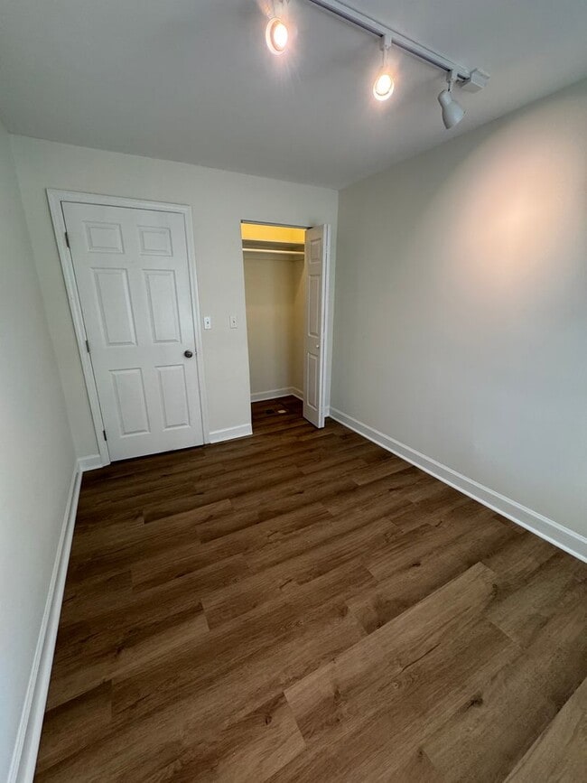 Building Photo - 3 Bed / 2 bath on 1.2 ACRES - 3 car garage...