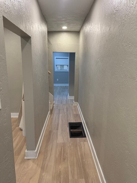 Building Photo - 226 W Sycamore St