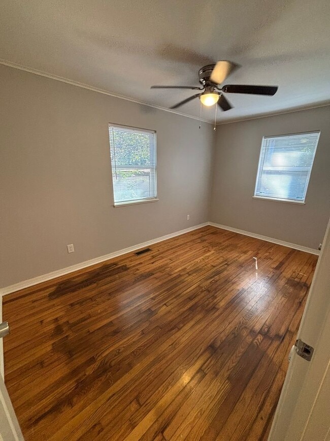 Building Photo - Quaint 2-Bedroom Duplex in Fayetteville!