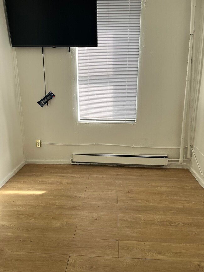 Building Photo - 1128 Summit Ave