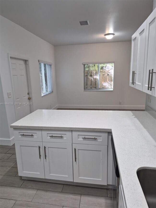 Building Photo - 2208 SW 3rd Ave