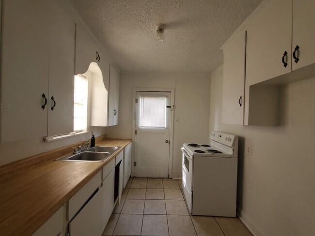 Building Photo - 231 Lincoln Dr