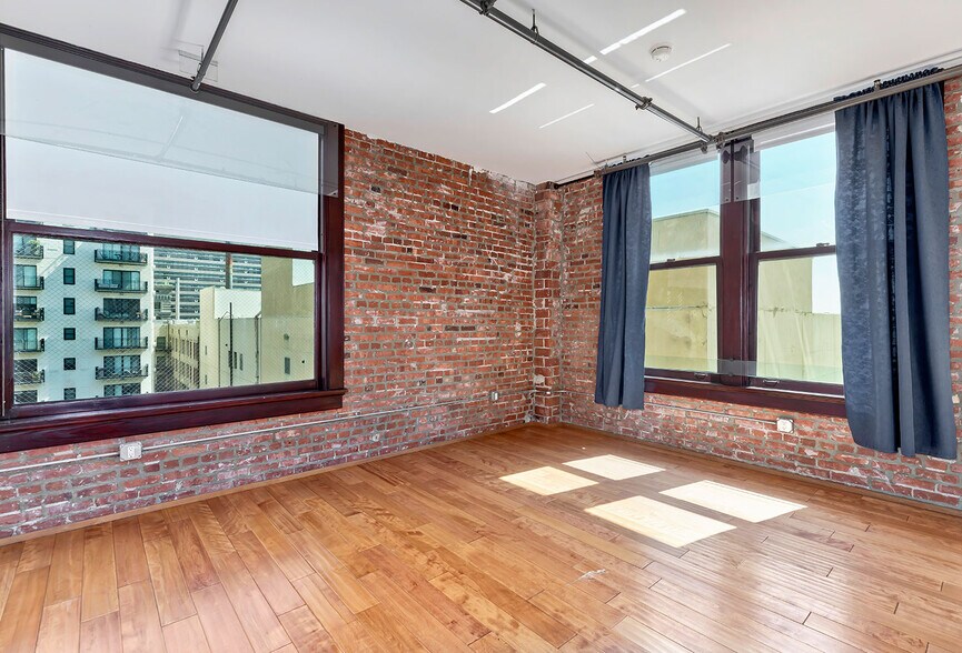 Building Photo - 460 S Spring St