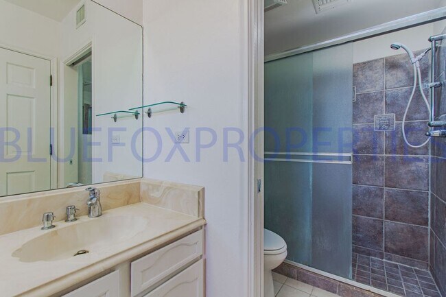 Building Photo - Stunning home off Sunrise and Swan!