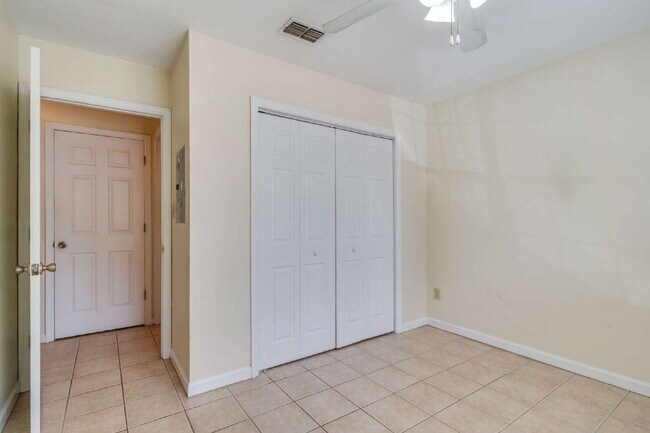 Building Photo - 1 bedroom and 1 bathroom in a 3x3 duplex STEPS AWAY FROM CAMPUS