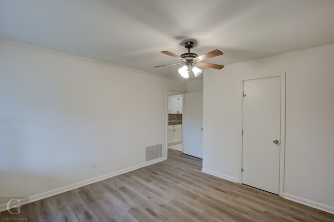 Building Photo - 9478 Poinsettia Dr