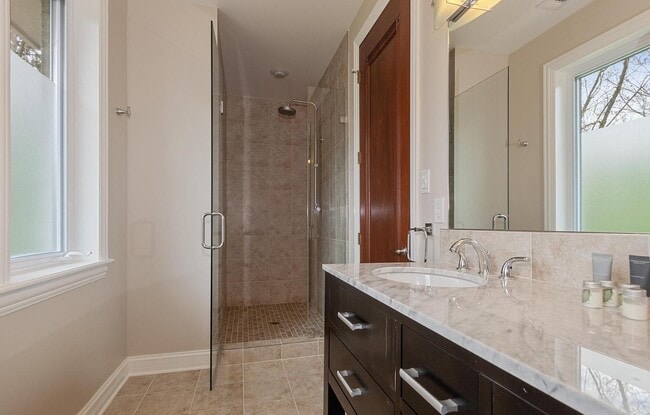 Building Photo - 598 Lake Shore Rd