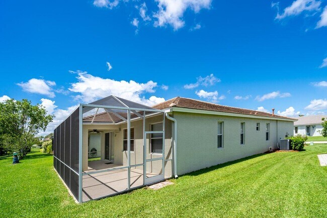 Building Photo - 732 SW Rocky Bayou Terrace