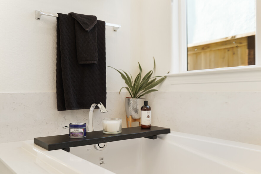 Master bathtub separate from shower. - 5919 Lakestone Dr
