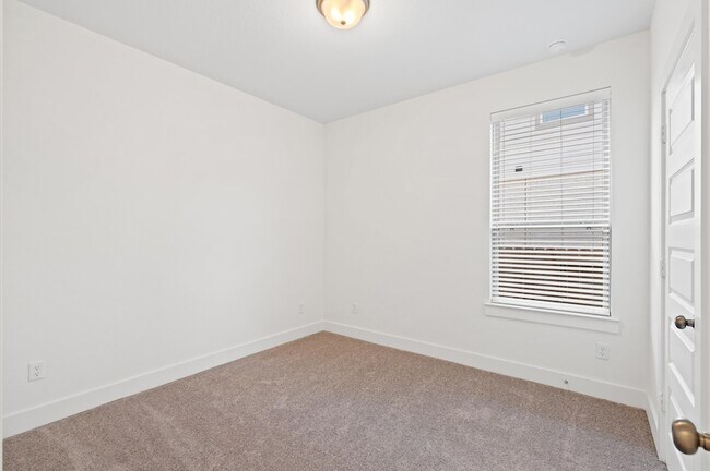 Building Photo - 325 Mallorn Ln