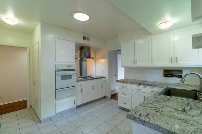 Building Photo - 5652 Fallbrook Ave