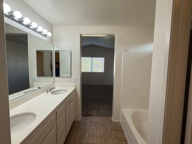Building Photo - Brentwood Community- Centrally Located- 3 ...