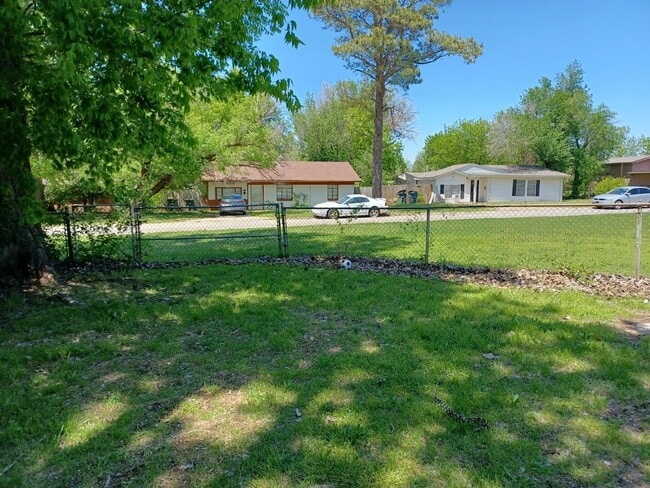 Building Photo - 1600 Breckenridge Dr