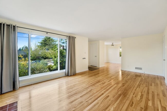 Building Photo - Cape Cod Gem-w/MIL-PRICE DROP!