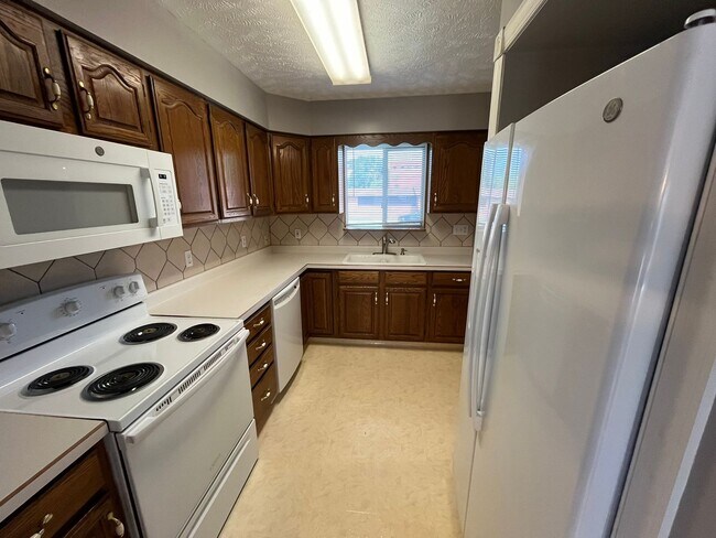 Building Photo - Beautiful 3 bed townhouse!