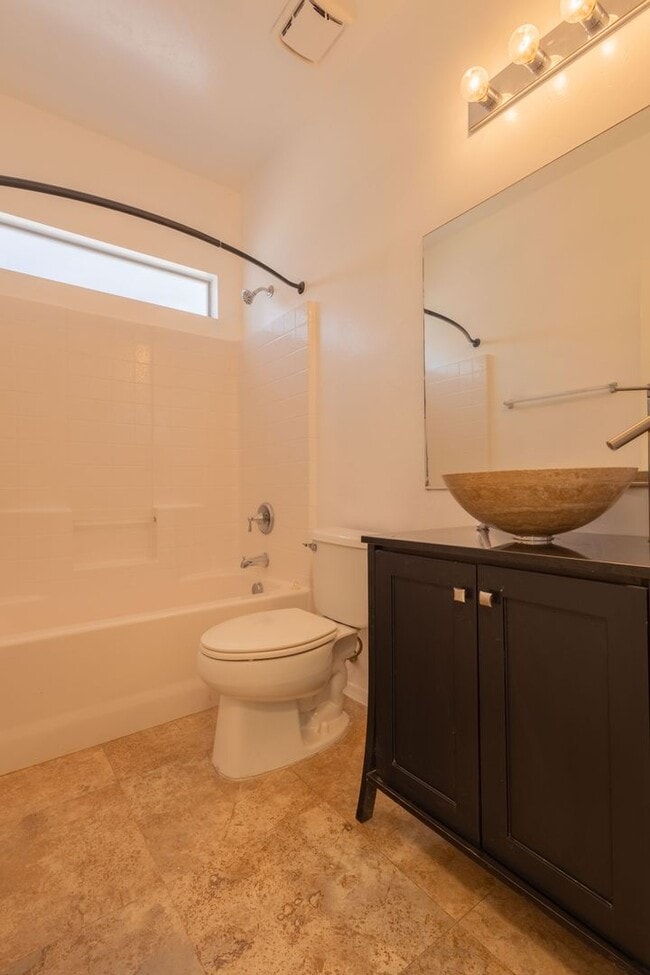 Building Photo - 4 Bedroom 3 Bathroom