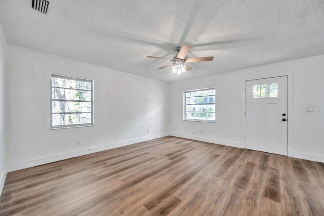 Building Photo - BEAUTIFULLY RENOVATED 2 BEDROOM, 1 BATH HO...