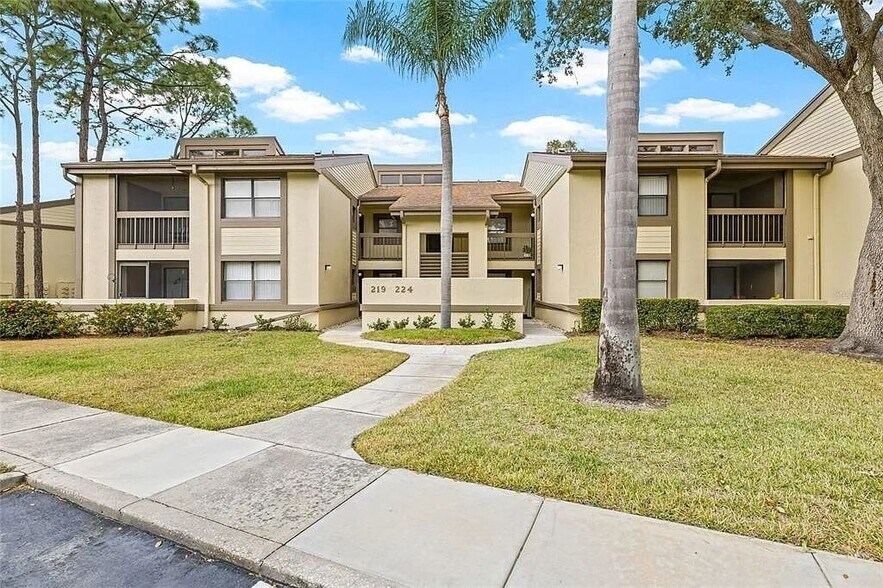 Building Photo - 222 Woodlake Wynde