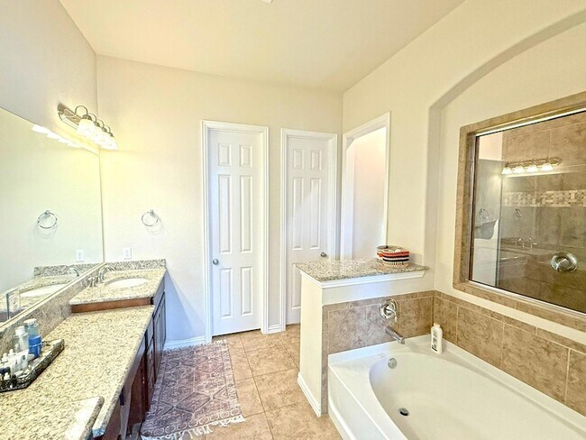 Building Photo - 100 Orvieto Cove