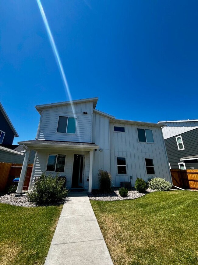 Building Photo - Modern 3-Bedroom Home Close to Gallatin Co...