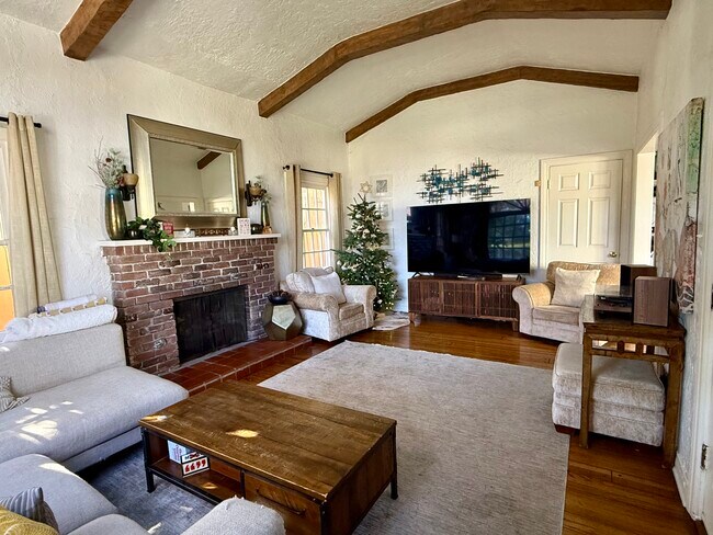 Building Photo - 471 S La Peer Dr