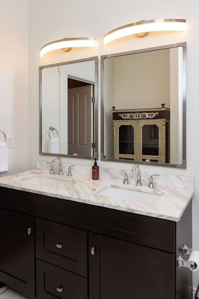 Building Photo - 152 E McMicken Ave