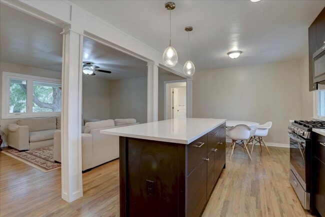 Building Photo - Beautifully renovated ranch home with drea...