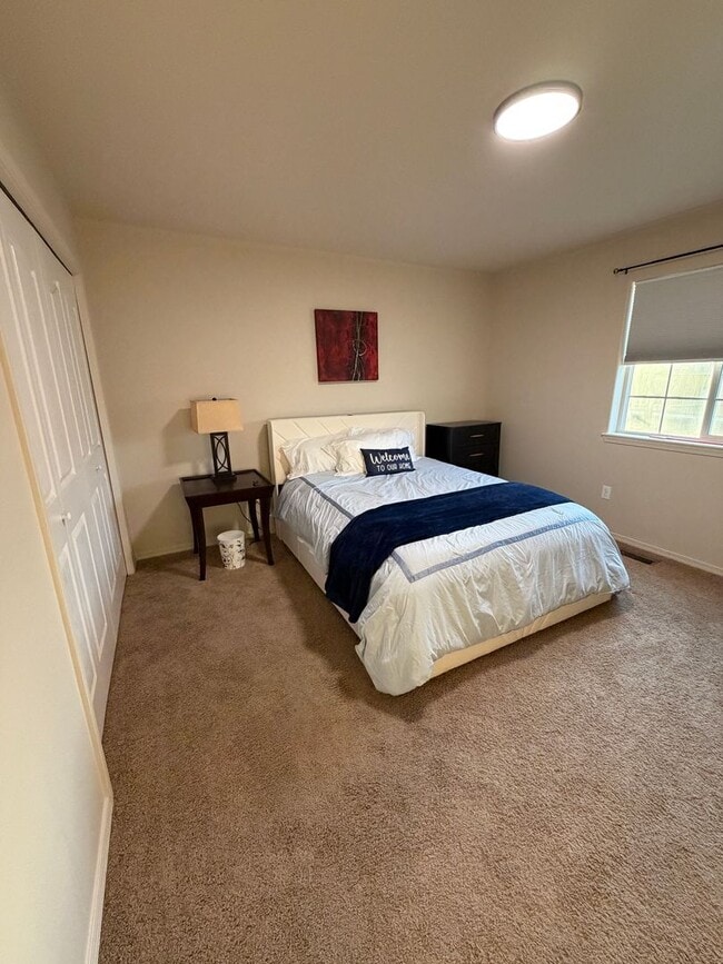 Building Photo - Single Family Home available in Quiet neighborhood.