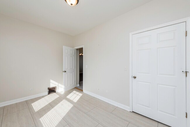 Building Photo - 515 2nd St