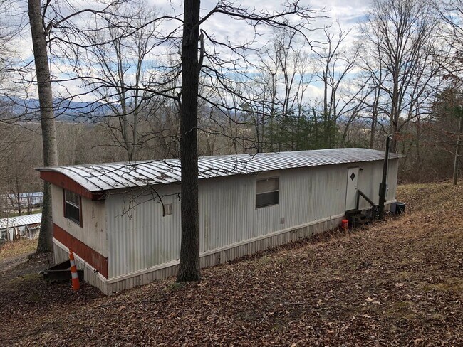 Building Photo - Adorable 2 Bedroom with Amazing Mountain Views!